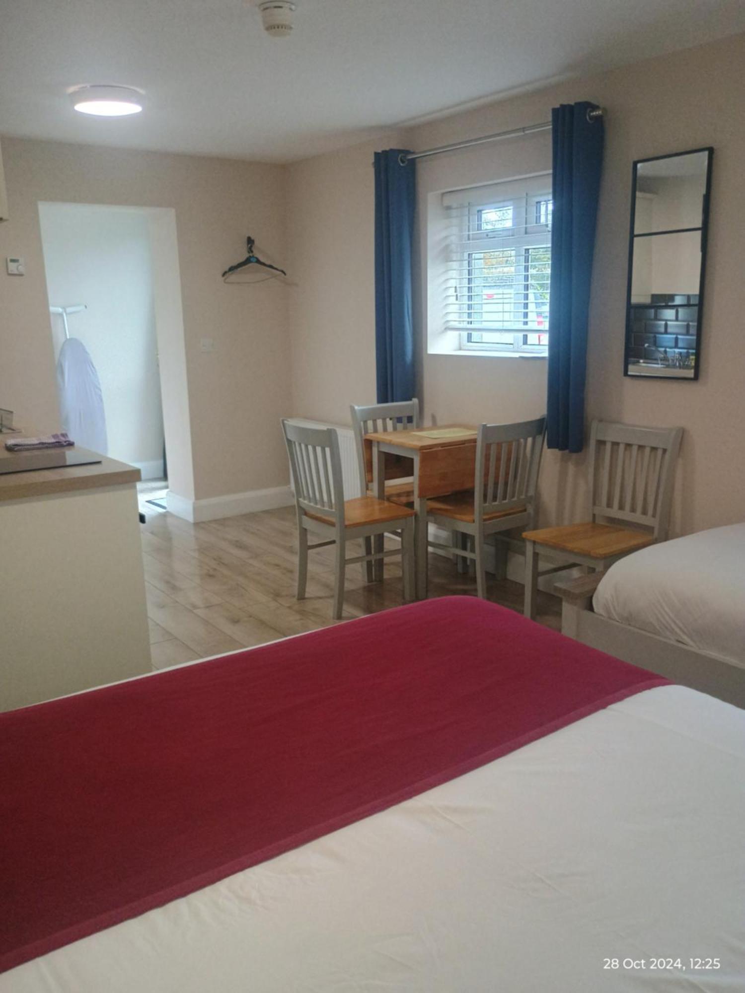 Matty'S Pub - Apartment'S Carlow Bagian luar foto